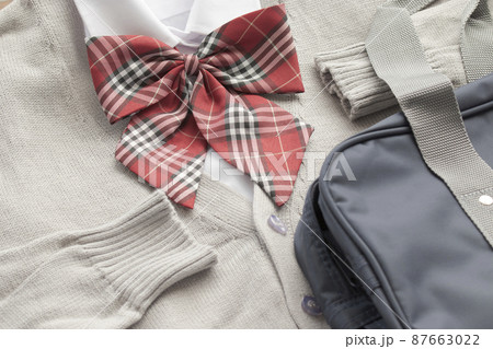 学生服のブレーザーとカーディガンとリボンにスクールバッグ 87663022