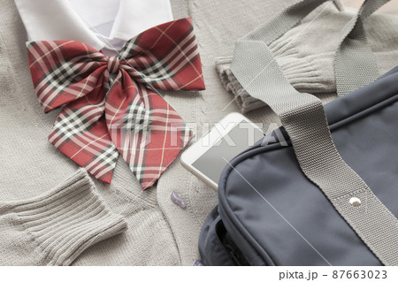 学生服のブレーザーとカーディガンとリボンにスクールバッグ 87663023