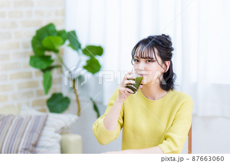 健康のため青汁を飲む若い女性 87663060