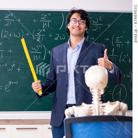 Young male math teacher and student skeleton Young male math teacher and student skeleton 87664031