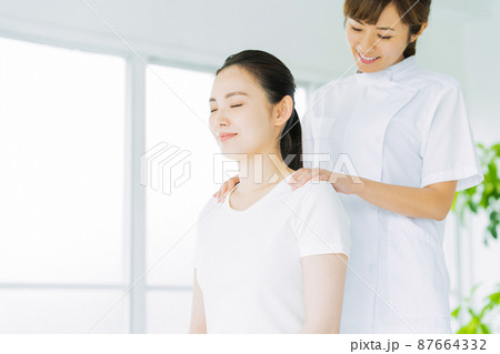 マッサージ　整体　医者　看護師　カイロプラクティック 87664332