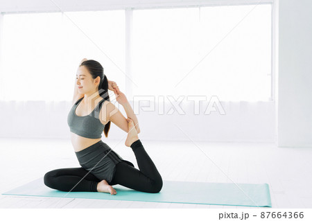 ヨガ フィットネス スポーツジム 女性 エクササイズ ヨガ フィットネス スポーツジム 女性 エクササイズ 87664366