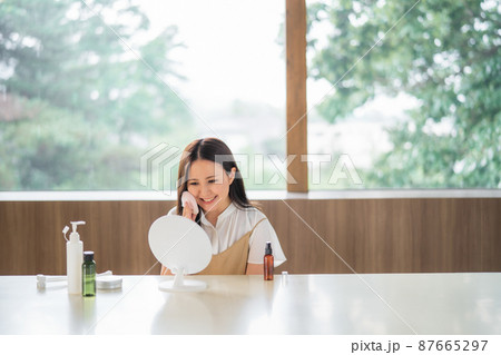 スキンケアする女性（パウダー） 87665297
