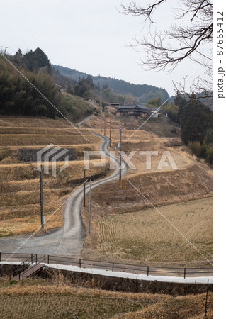 日本の岡山県美咲町大垪和西の美しい棚田 87665412