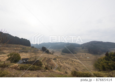 日本の岡山県美咲町大垪和西の美しい棚田 87665414
