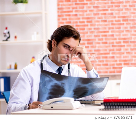 The young doctor working in hospital The young doctor working in hospital 87665871