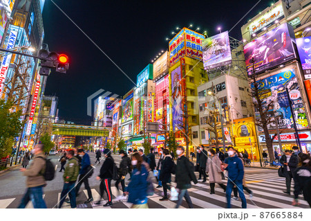 日本の東京都市景観 3.11…BA.2多重感染爆発…自宅放置死2月過去最多…賑わう秋葉原＝11日 87665884