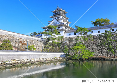 【愛媛県】快晴下の今治城 87665914