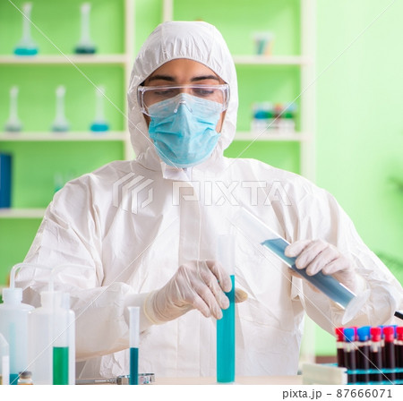 Chemist working in the lab on new experiment 87666071