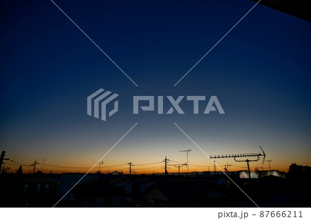 夜明けの街のシルエット 87666211