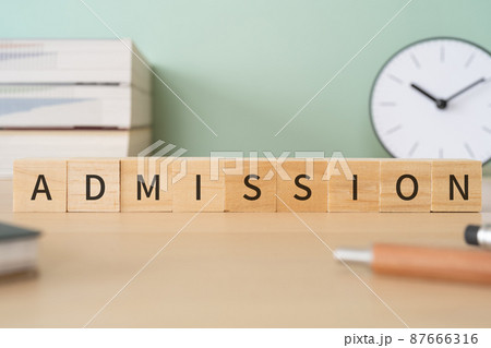 入学のイメージ｜「ADMISSION」と書かれた積み木、本、時計、ペン、ノート 87666316