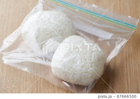保存用にラップに包んだご飯 87666500