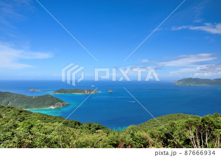 加計呂麻島 夕日の丘から見る江仁屋離と実久ブルー 加計呂麻島 夕日の丘から見る江仁屋離と実久ブルー 87666934