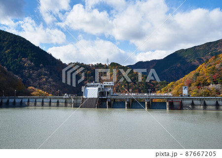 静岡県 井川ダムと井川湖の紅葉 静岡県 井川ダムと井川湖の紅葉 87667205