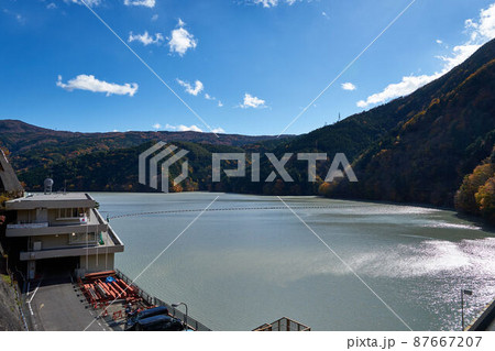 静岡県　井川湖の紅葉 87667207