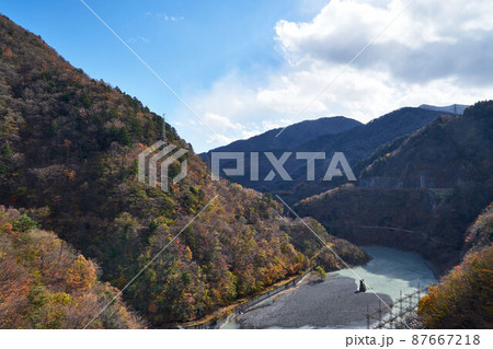 静岡県　	畑薙第一ダムからの大井川と紅葉 87667218