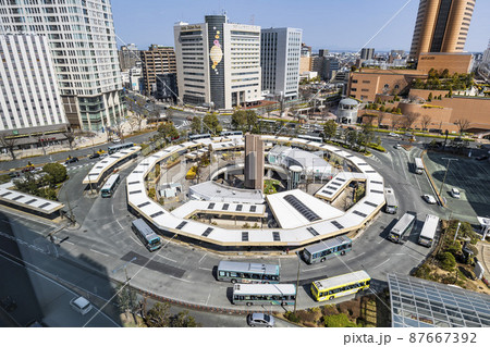 静岡県浜松市のJR浜松駅北口の市街地風景 87667392