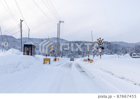 雪が降った日の田舎の踏切 雪が降った日の田舎の踏切 87667455