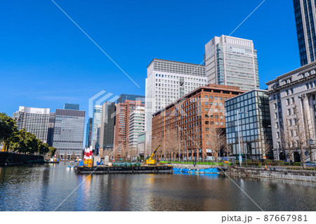 日本の東京都市景観　日比谷通りのオフィスビルなどを望む 87667981
