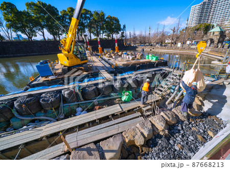 日本の東京都市景観　馬場先濠の傷んだ石積みを直す工事が進行中 87668213