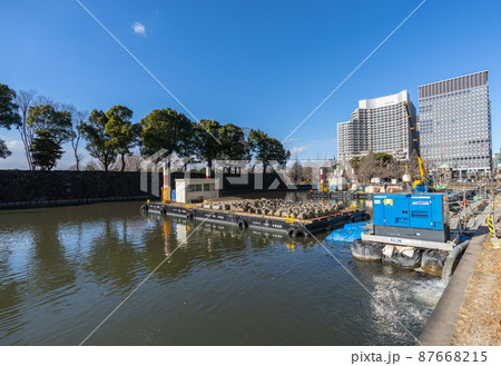 日本の東京都市景観　馬場先濠の傷んだ石積みを直す工事が進行中 87668215