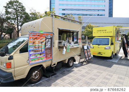 キッチンカー　オフィス街のランチタイム 87668262