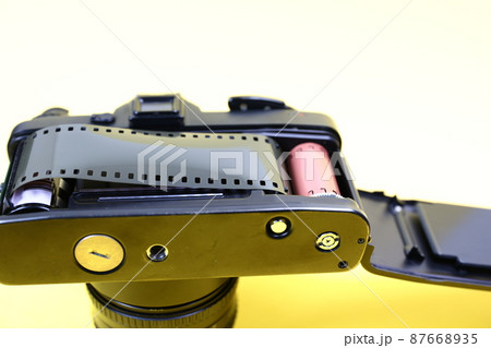フィルムロールが取り付けられたカメラの背面を開く。フィルムロールにフォーカスを合わせる。 87668935
