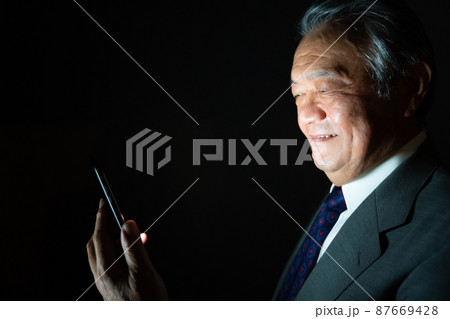 ビジネス　男性　スマホ　悪巧み 87669428