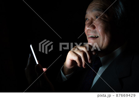 ビジネス　男性　スマホ　悪巧み 87669429