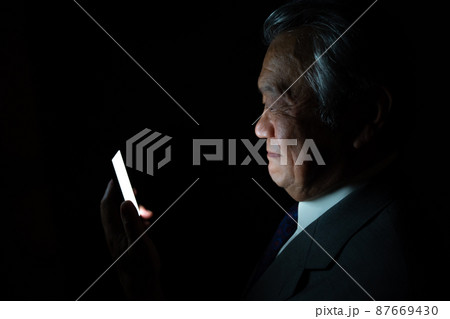 ビジネス　男性　スマホ　悪巧み 87669430