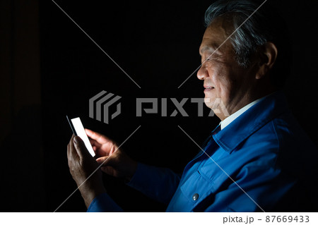 作業着 男性 スマホ 悪巧み 作業着 男性 スマホ 悪巧み 87669433