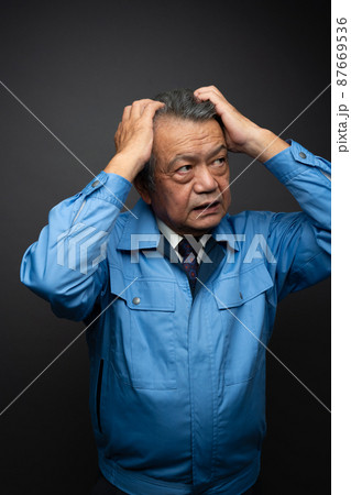 作業服　男性　悩む 87669536