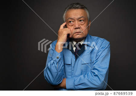 作業服　男性　悩む 87669539