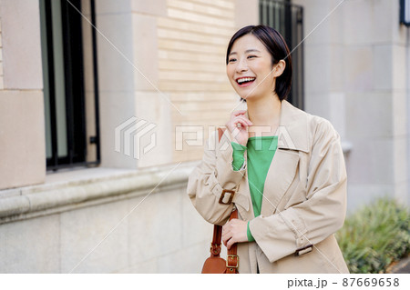 女性　屋外 87669658