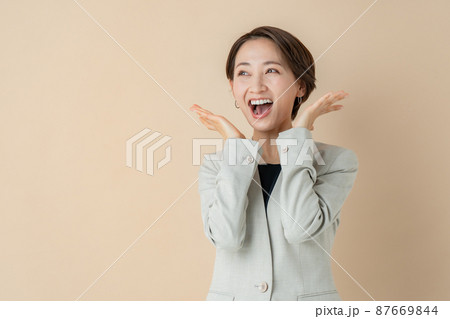 ビジネス 驚く びっくり 女性 ビジネス 驚く びっくり 女性 87669844