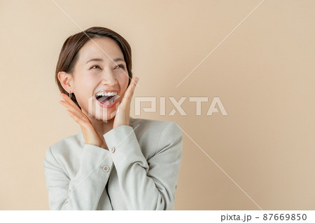 ビジネス　驚く　びっくり　女性 87669850
