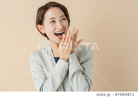 ビジネス 驚く びっくり 女性 ビジネス 驚く びっくり 女性 87669851