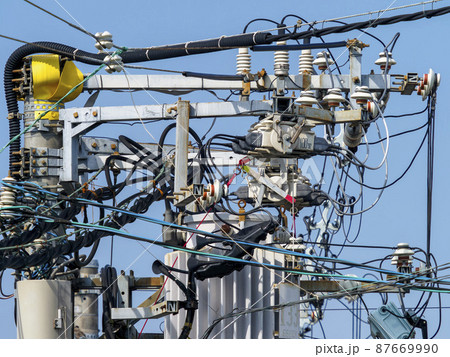 電柱と柱上変圧器が密集する風景 87669990