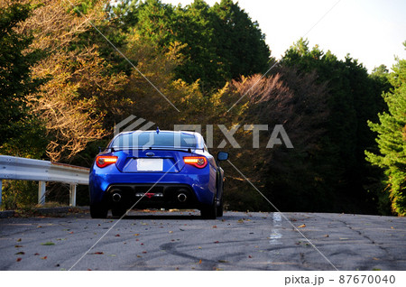 夕方の峠道に停まるスポーツカー 87670040
