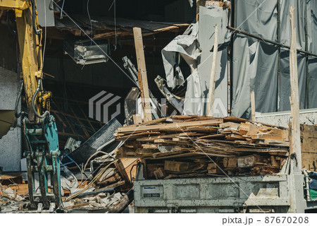 解体工事で撤去した廃木材の積み込み 87670208