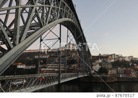 ポルトガル第2の都市ポルトのセーラ・ド・ピラール修道院とドンルイス1世橋(in Portugal) 87670517