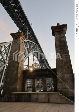 ポルトガル第2の都市ポルトのセーラ・ド・ピラール修道院とドンルイス1世橋(in Portugal) ポルトガル第2の都市ポルトのセーラ・ド・ピラール修道院とドンルイス1世橋(in Portugal) 87670518