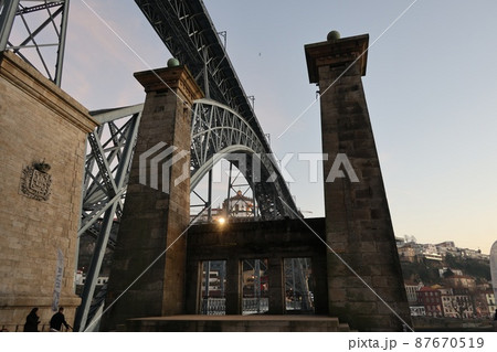 ポルトガル第2の都市ポルトのセーラ・ド・ピラール修道院とドンルイス1世橋(in Portugal) ポルトガル第2の都市ポルトのセーラ・ド・ピラール修道院とドンルイス1世橋(in Portugal) 87670519