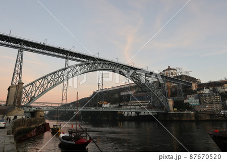 ポルトガル第2の都市ポルトのセーラ・ド・ピラール修道院とドンルイス1世橋(in Portugal) ポルトガル第2の都市ポルトのセーラ・ド・ピラール修道院とドンルイス1世橋(in Portugal) 87670520
