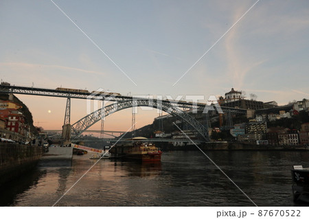 ポルトガル第2の都市ポルトのセーラ・ド・ピラール修道院とドンルイス1世橋(in Portugal) 87670522