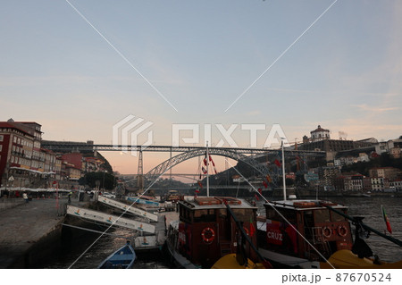 ポルトガル第2の都市ポルトのセーラ・ド・ピラール修道院とドンルイス1世橋(in Portugal) ポルトガル第2の都市ポルトのセーラ・ド・ピラール修道院とドンルイス1世橋(in Portugal) 87670524
