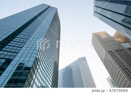 東京都内ビル群の都市風景 87670689