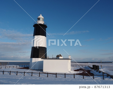 冬の能取岬の灯台 87671313