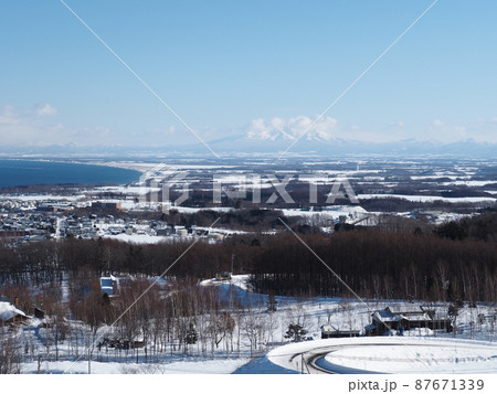 オホーツク流氷館からみた知床連山 87671339