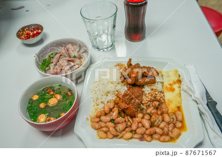 ペルーのローカル食堂の定食 87671567
